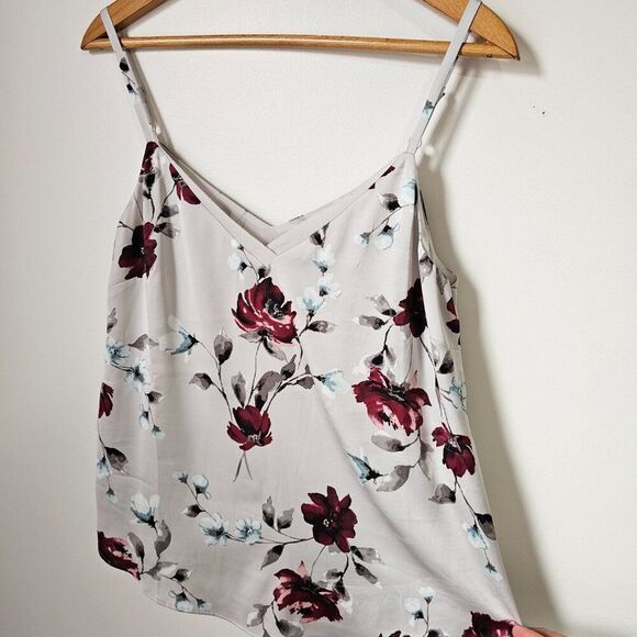 NWT WHITE HOUSE BLACK MARKET V NECK FLORAL TANK TOP SIZE MEDIUM - Picture 2 of 13